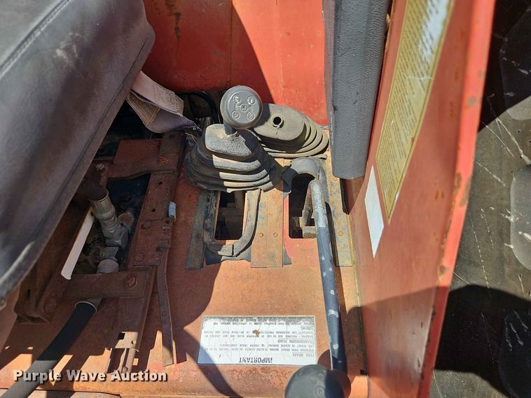 image for item EO8572 Case IH 385 tractor