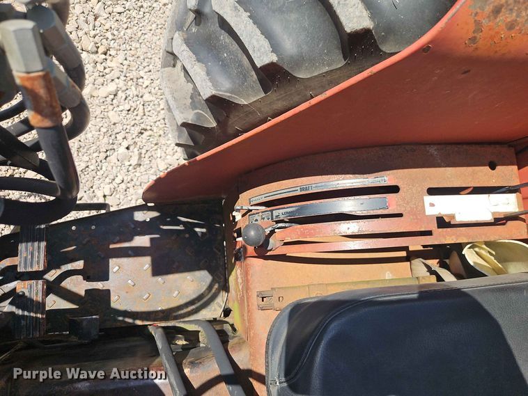 image for item EO8572 Case IH 385 tractor