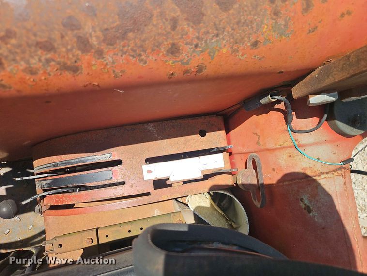 image for item EO8572 Case IH 385 tractor