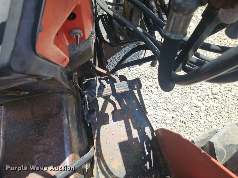 image for item EO8572 Case IH 385 tractor