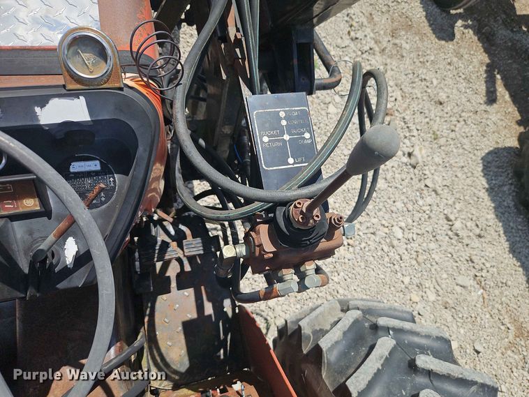 image for item EO8572 Case IH 385 tractor