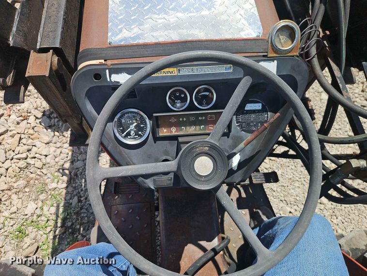 image for item EO8572 Case IH 385 tractor