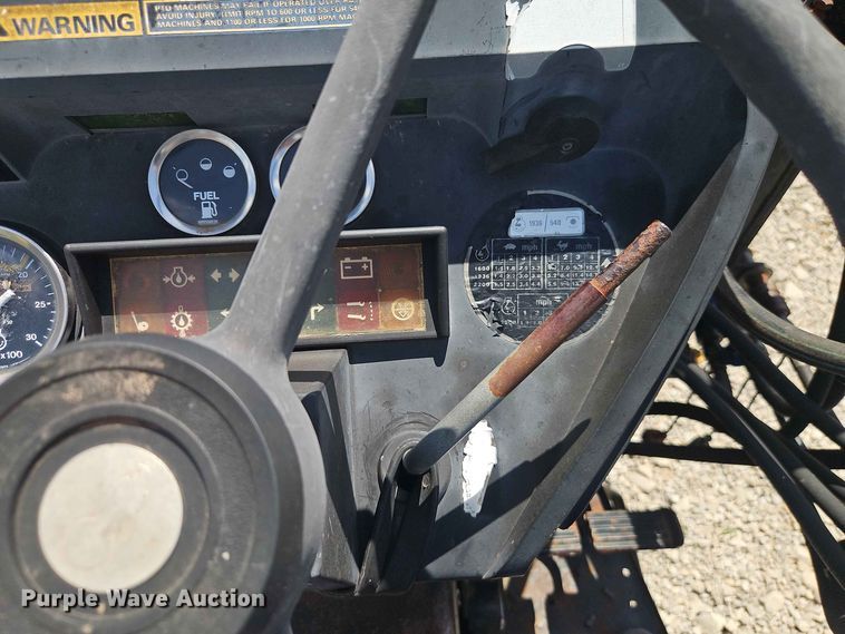 image for item EO8572 Case IH 385 tractor