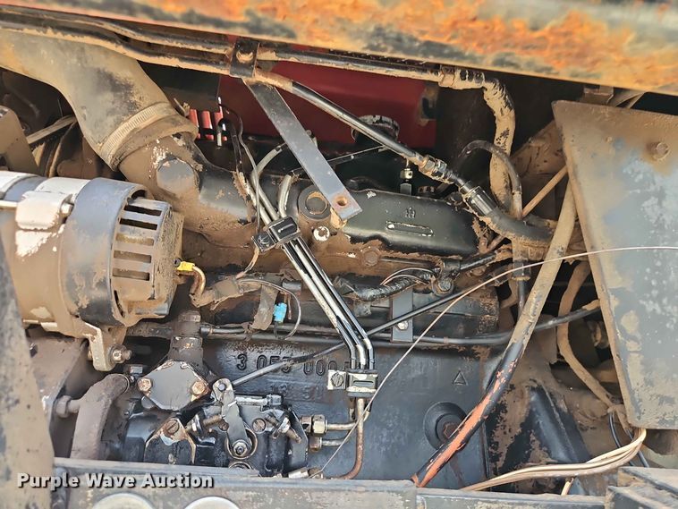 image for item EO8572 Case IH 385 tractor