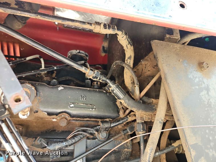 image for item EO8572 Case IH 385 tractor