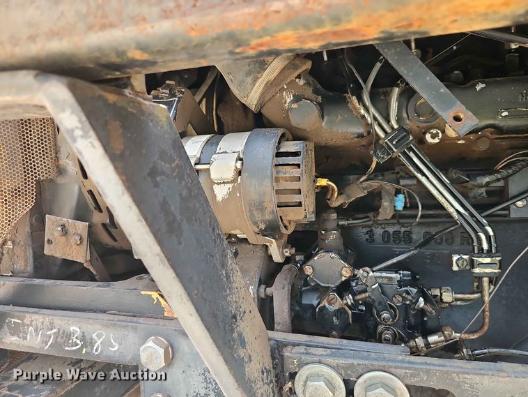 image for item EO8572 Case IH 385 tractor