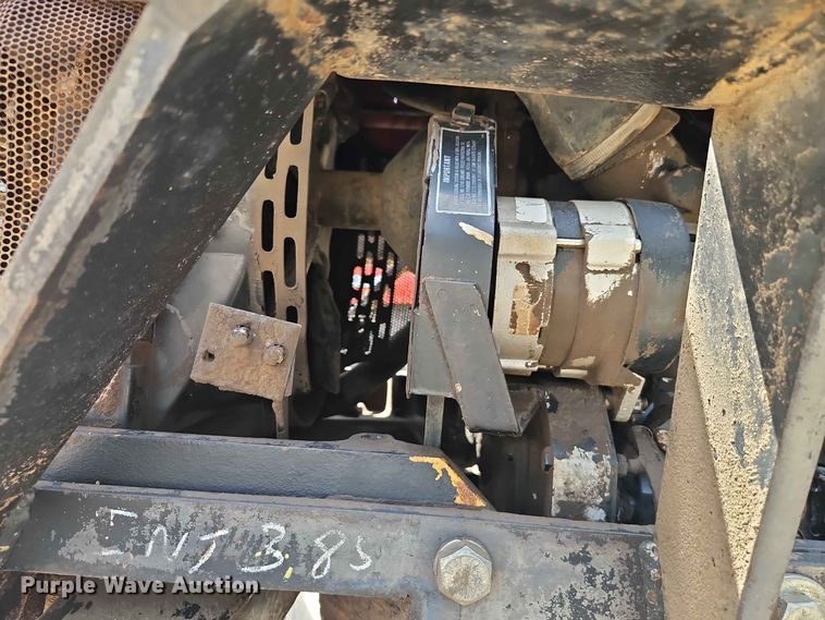 image for item EO8572 Case IH 385 tractor