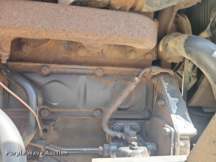 image for item EO8572 Case IH 385 tractor