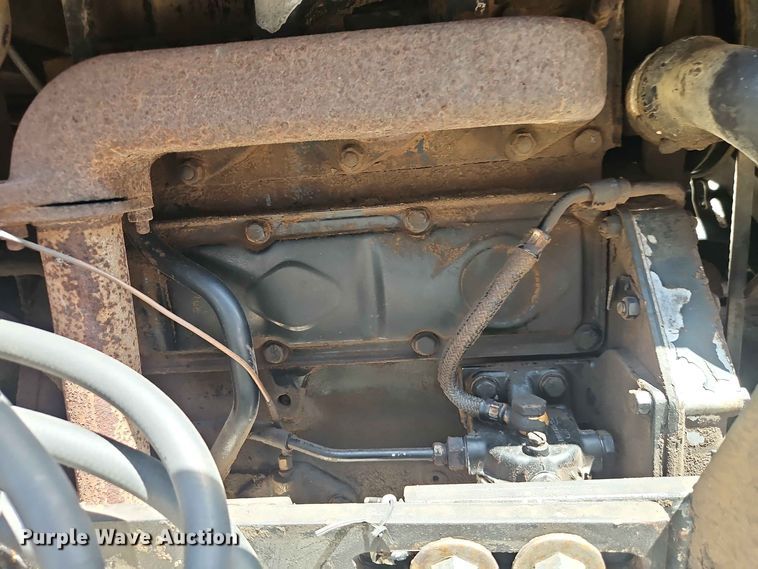 image for item EO8572 Case IH 385 tractor
