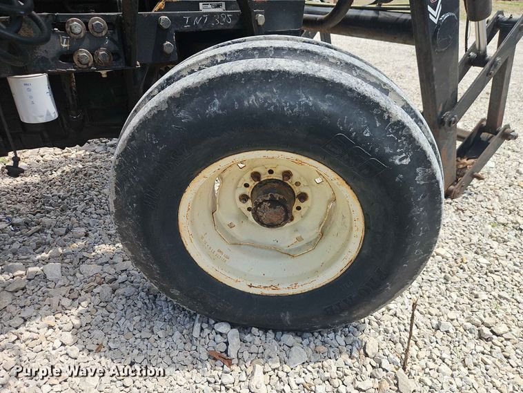 image for item EO8572 Case IH 385 tractor