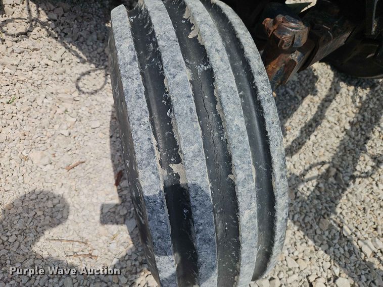 image for item EO8572 Case IH 385 tractor