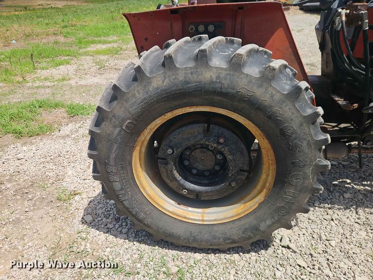image for item EO8572 Case IH 385 tractor
