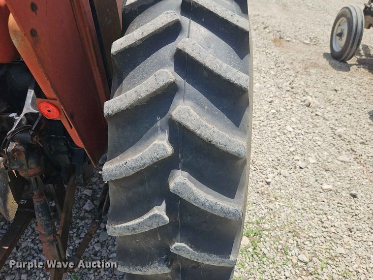 image for item EO8572 Case IH 385 tractor