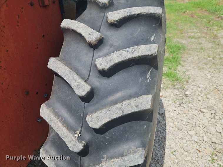 image for item EO8572 Case IH 385 tractor