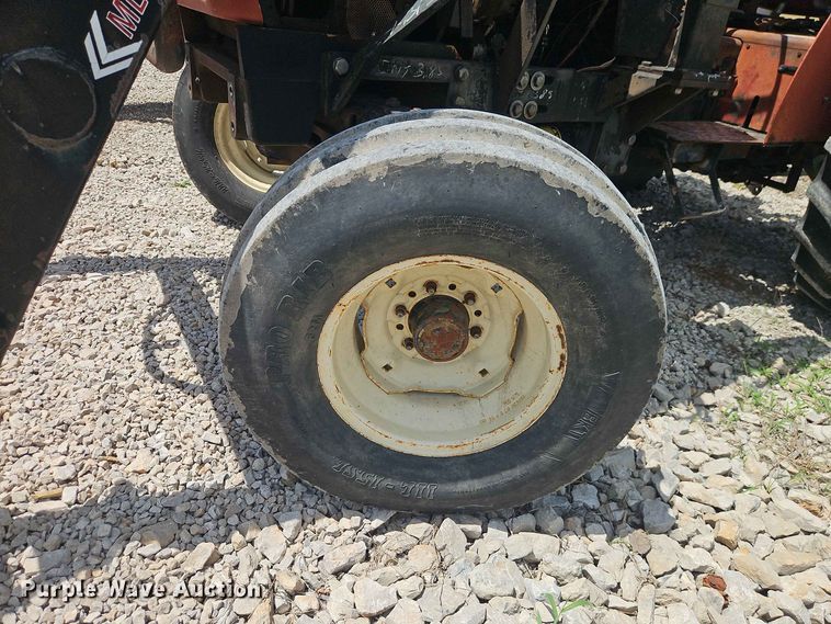 image for item EO8572 Case IH 385 tractor