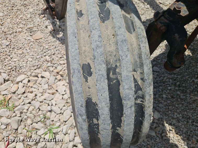 image for item EO8572 Case IH 385 tractor