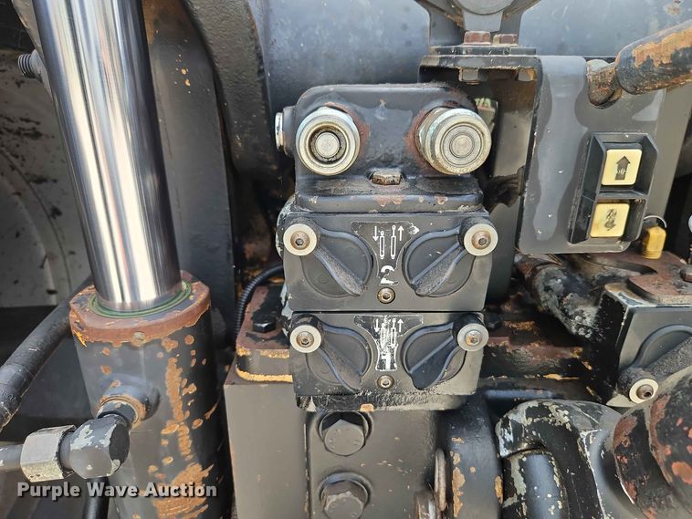 image for item EO8573 1999 Case MX200 MFWD tractor
