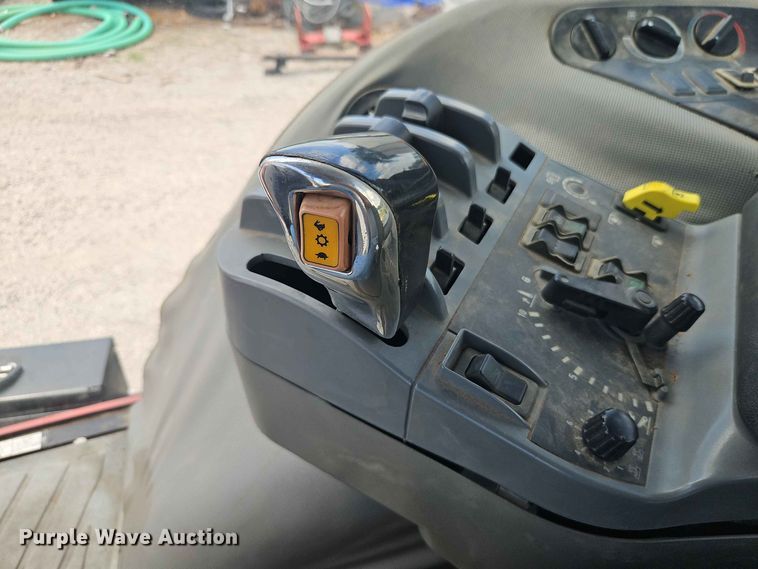 image for item EO8573 1999 Case MX200 MFWD tractor