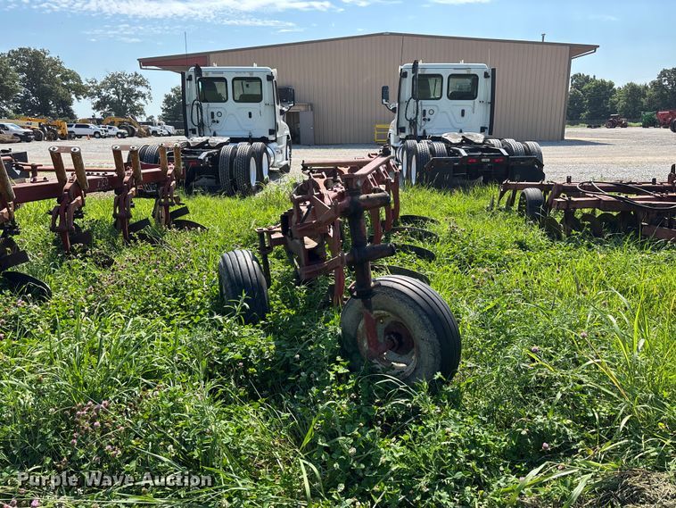 image for item ER3094 International 720 five bottom plow