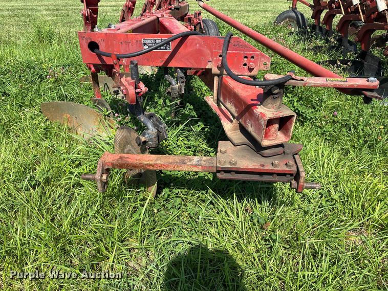 image for item ER3094 International 720 five bottom plow