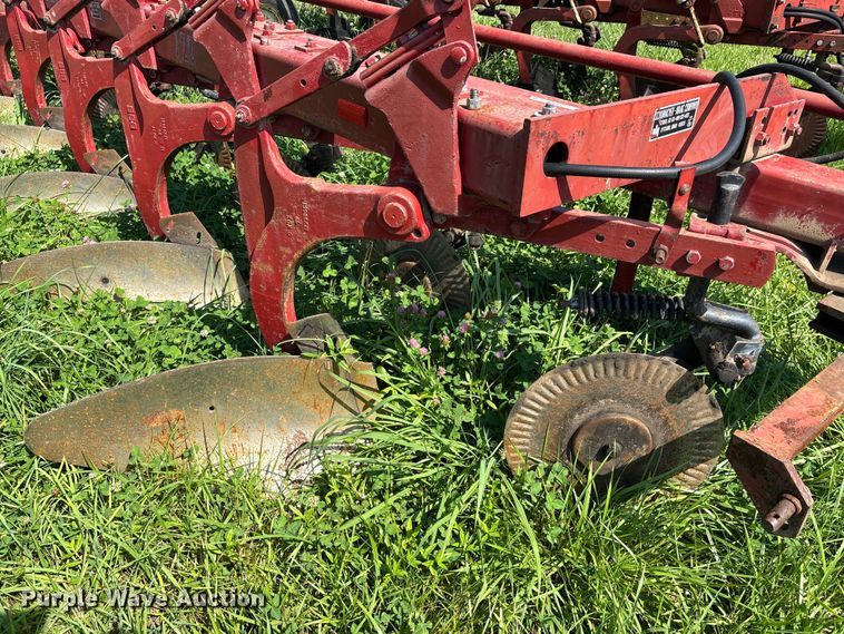 image for item ER3094 International 720 five bottom plow