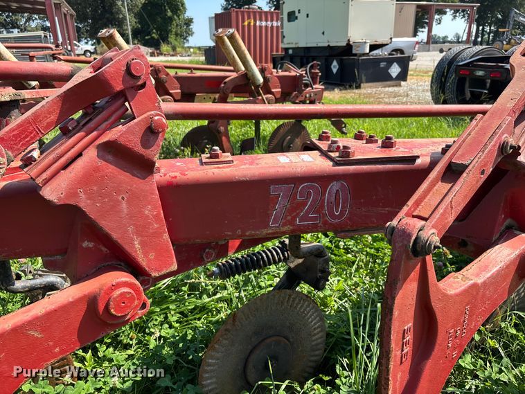 image for item ER3094 International 720 five bottom plow