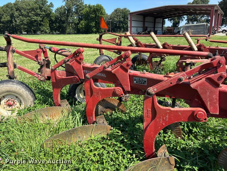 image for item ER3094 International 720 five bottom plow