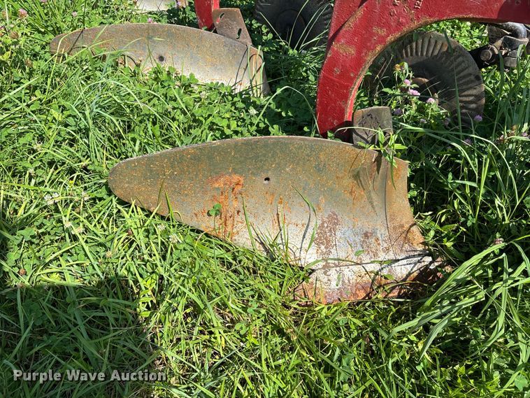 image for item ER3094 International 720 five bottom plow