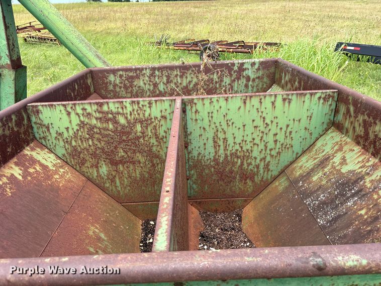 image for item ET0079 John Deere 68 grain cart