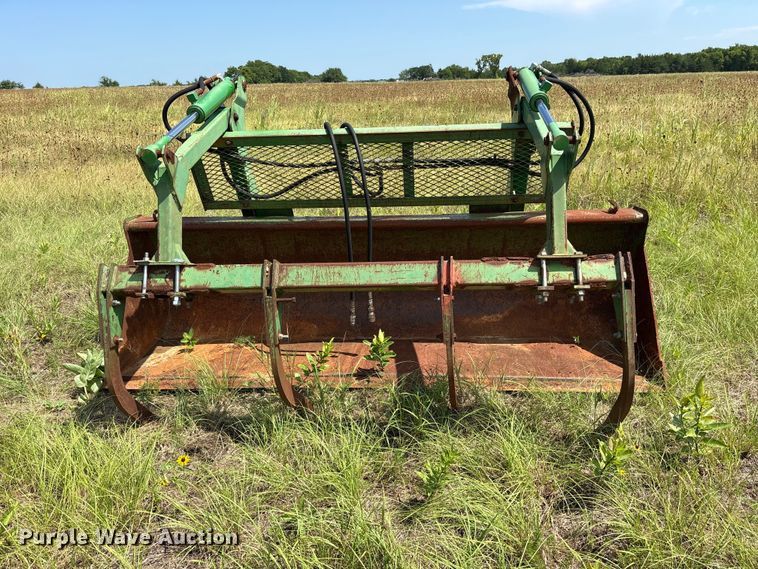 image for item ET0082 John Deere Grapple bucket