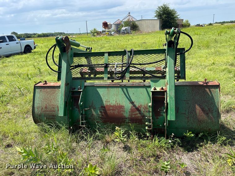 image for item ET0082 John Deere Grapple bucket