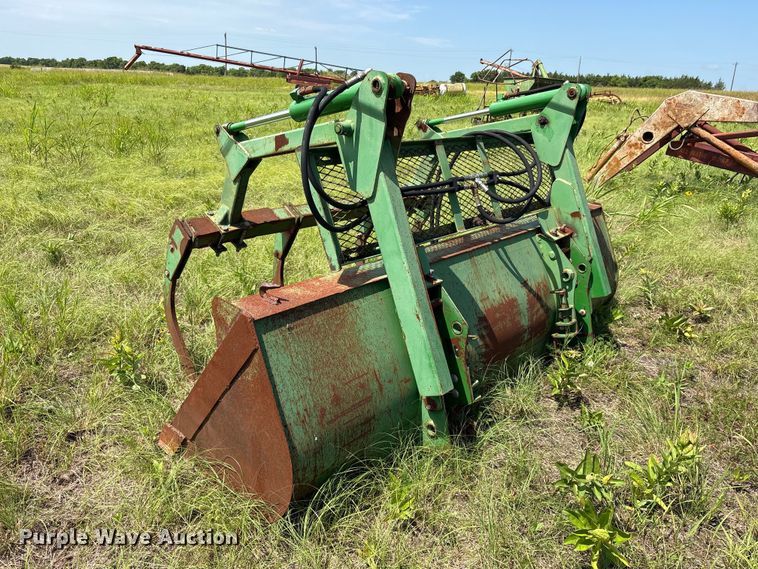 image for item ET0082 John Deere Grapple bucket