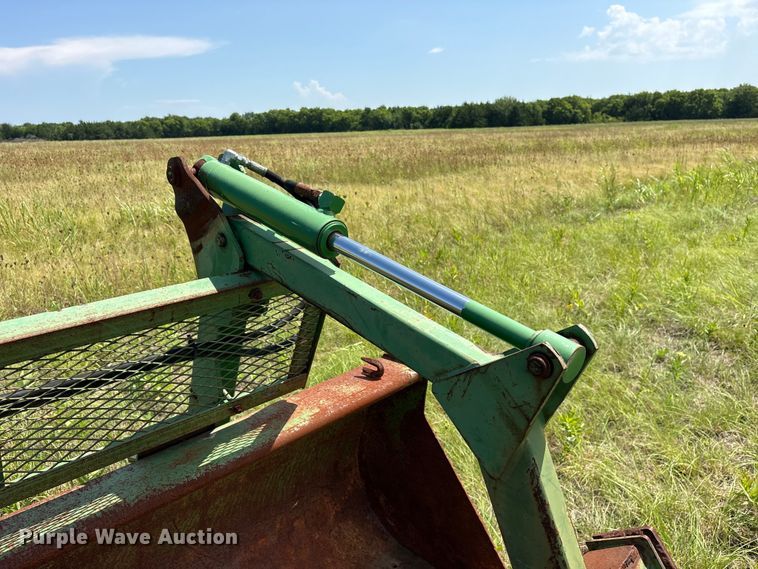 image for item ET0082 John Deere Grapple bucket