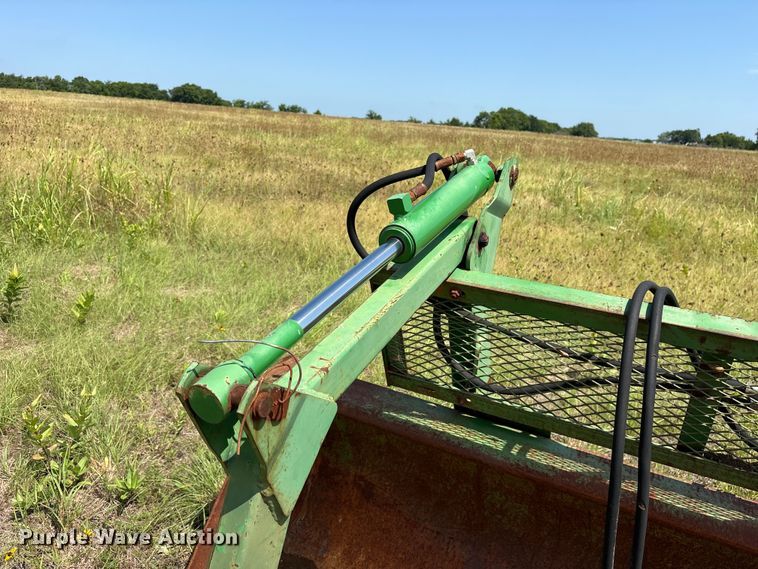 image for item ET0082 John Deere Grapple bucket