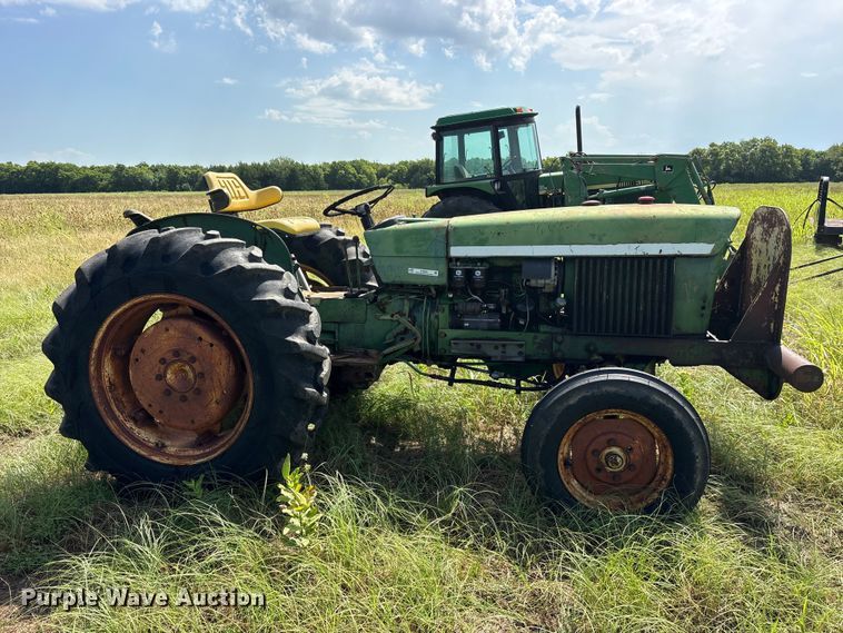 image for item ET0084 John Deere 820 tractor