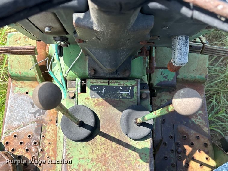 image for item ET0084 John Deere 820 tractor