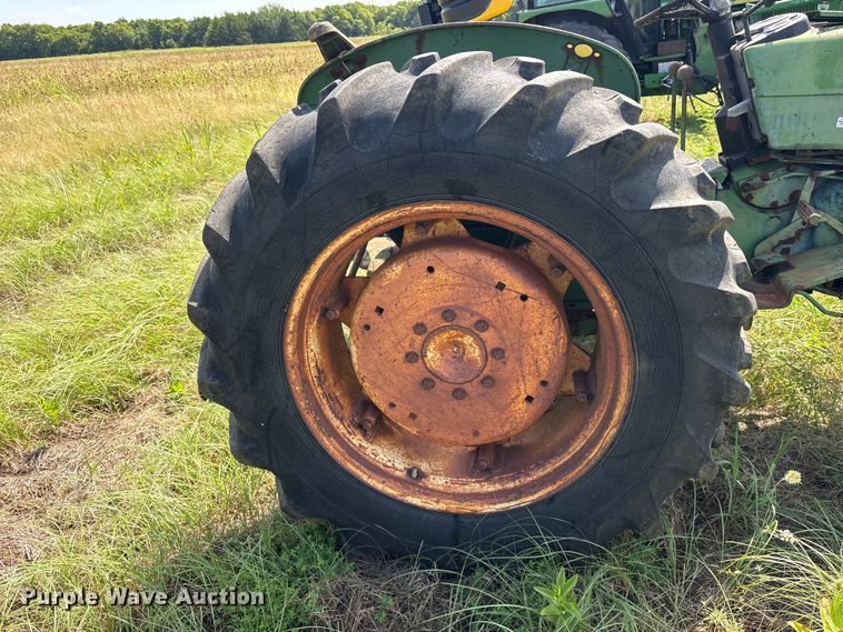 image for item ET0084 John Deere 820 tractor