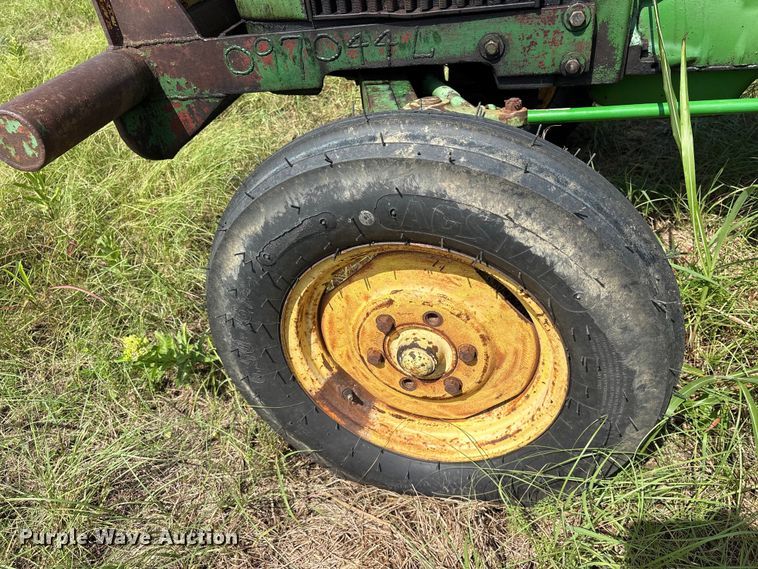 image for item ET0084 John Deere 820 tractor