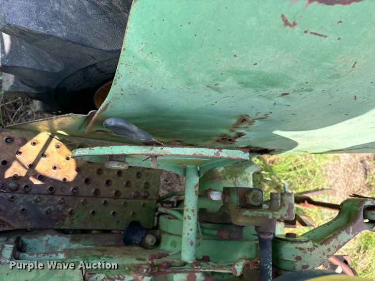 image for item ET0084 John Deere 820 tractor