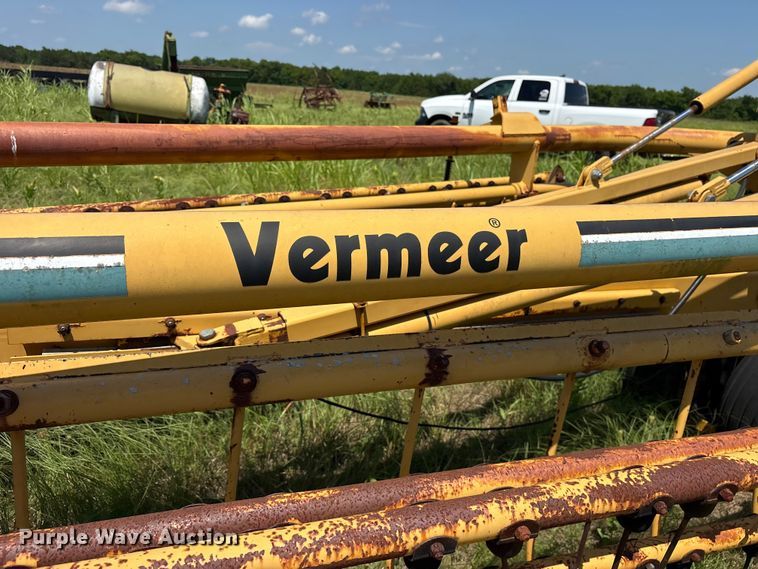 image for item ET0087 2002 Vermeer R28 hay rake