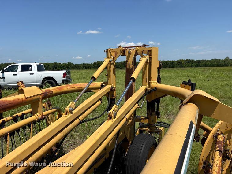 image for item ET0087 2002 Vermeer R28 hay rake
