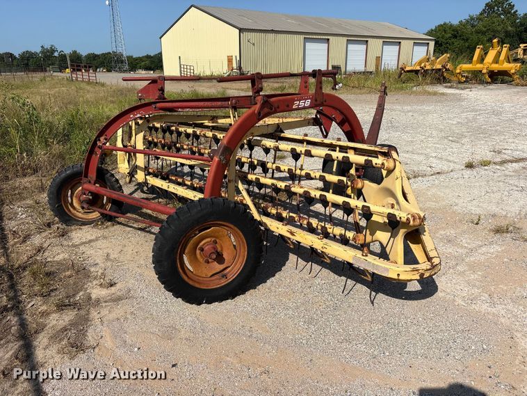 image for item ET0089 1991 New Holland 258 hay rake