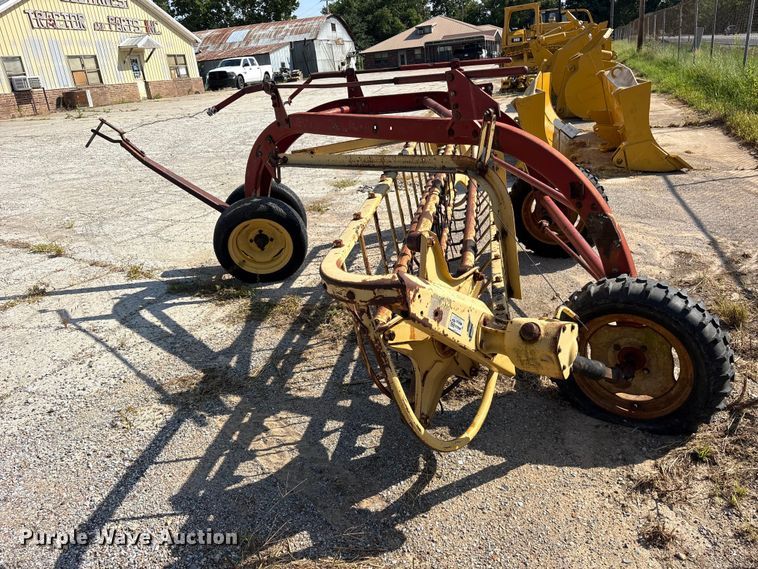 image for item ET0089 1991 New Holland 258 hay rake