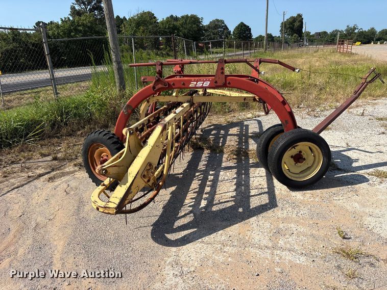 image for item ET0089 1991 New Holland 258 hay rake