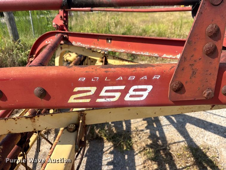 image for item ET0089 1991 New Holland 258 hay rake