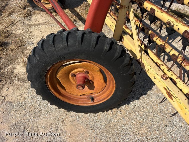 image for item ET0089 1991 New Holland 258 hay rake