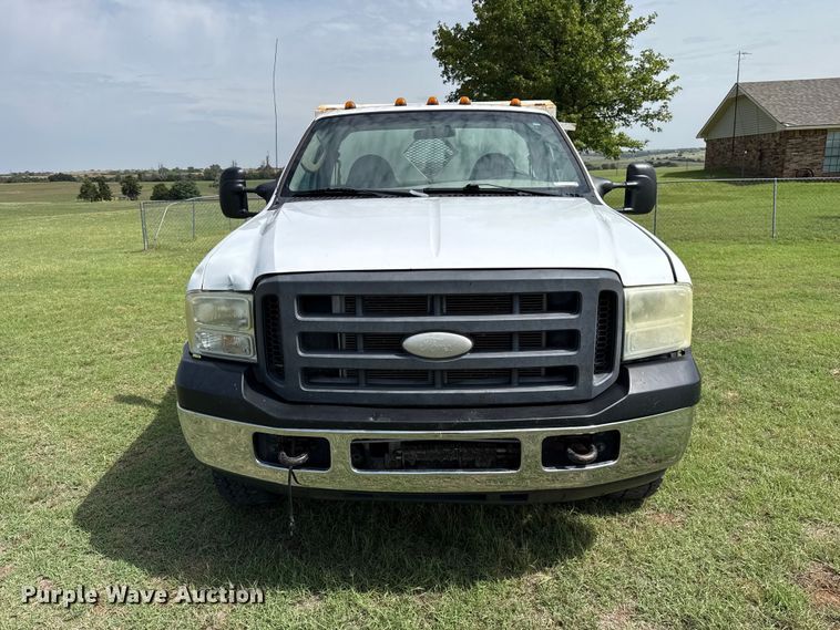 image for item ET6393 2005 Ford F350 Super Duty bale bed pickup truck