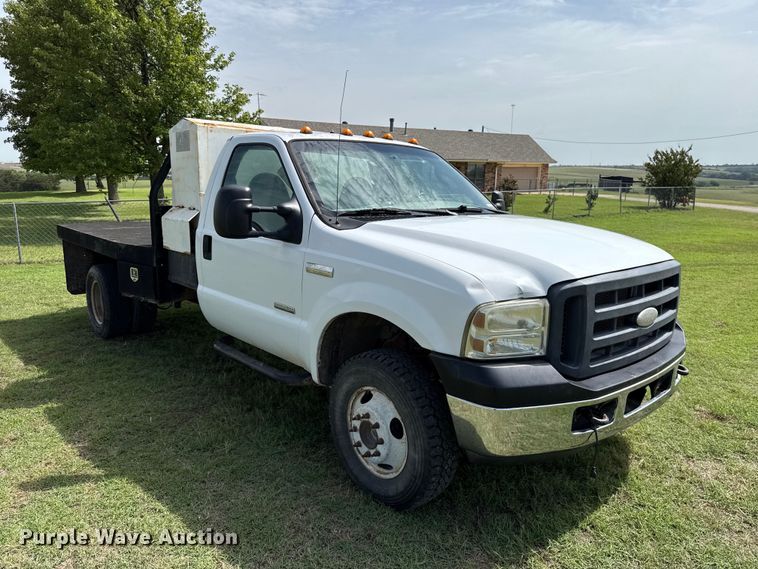 image for item ET6393 2005 Ford F350 Super Duty bale bed pickup truck