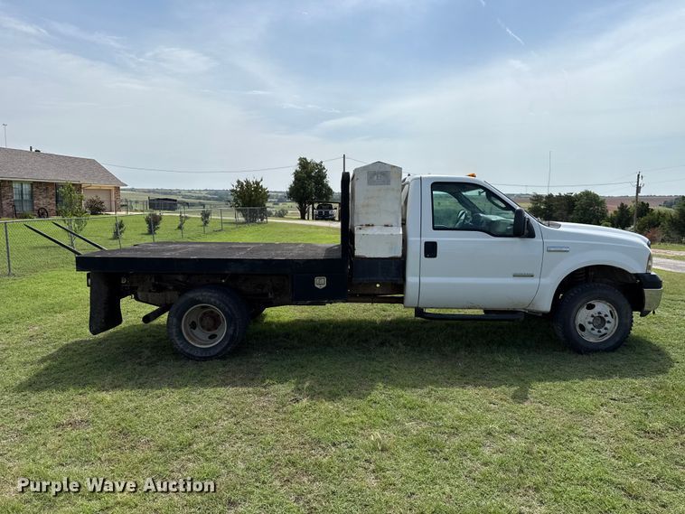 image for item ET6393 2005 Ford F350 Super Duty bale bed pickup truck