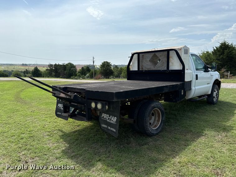image for item ET6393 2005 Ford F350 Super Duty bale bed pickup truck